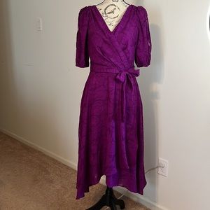 DKNY || Chiffon Burnout Faux Wrap Short Sleeve Surplice V-Neck Midi Dress